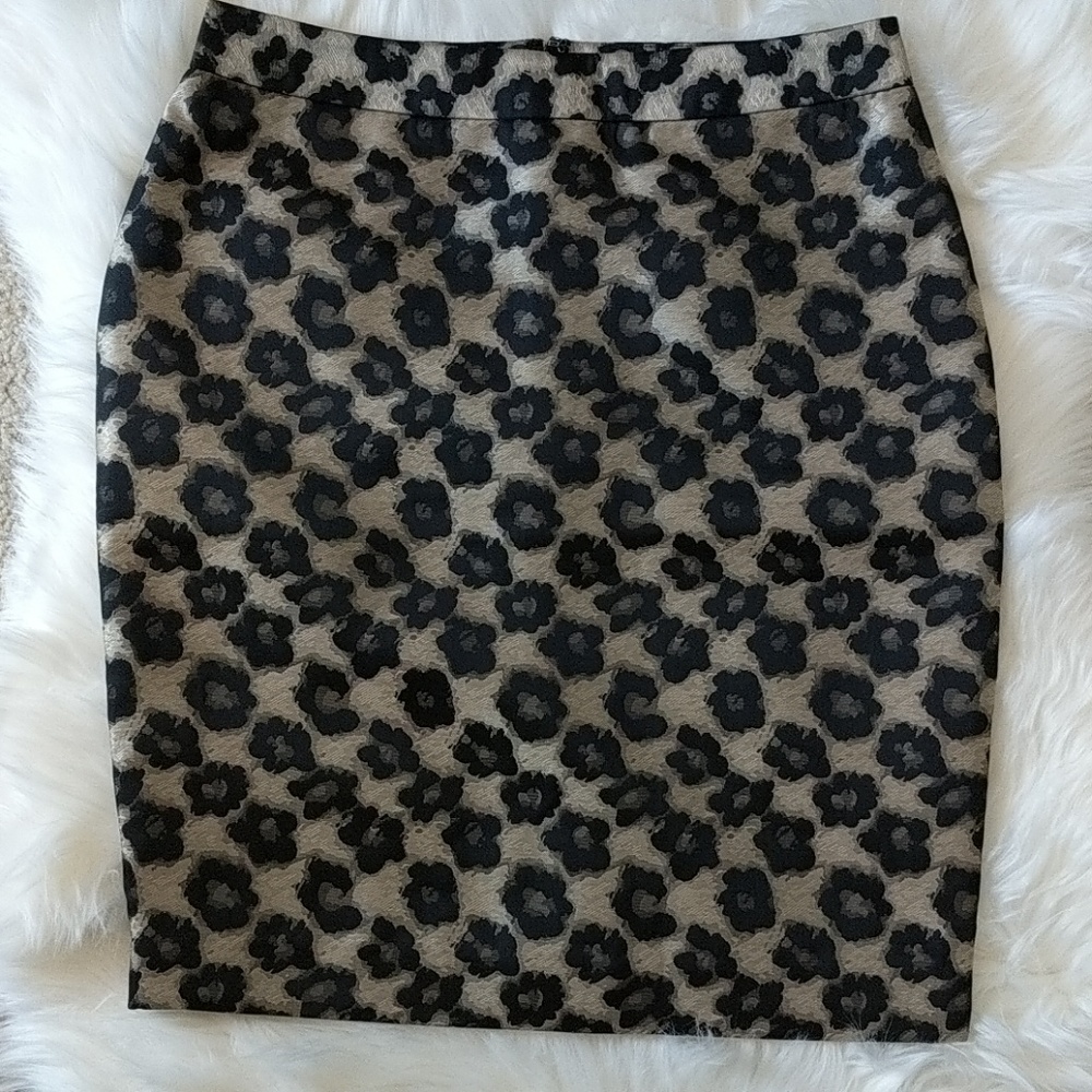 AnnTaylor pencil skirt leopard print size 2 Petite